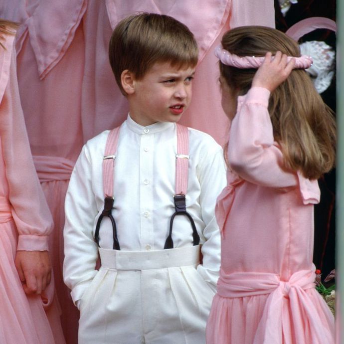 29. Správné držení těla
Malé holčičky rozhodně nemůžou mít nohu přes nohu a u chlapců je vyloučeno, aby měli ruce v kapsách. Fotografie ale ukazuje, že malá chybička se může vloudit i do královských kruhů.
29. Správné držení těla
Malé holčičky rozhodně nemůžou mít nohu přes nohu a u chlapců je vyloučeno, aby měli ruce v kapsách. Fotografie ale ukazuje, že malá chybička se může vloudit i do královských kruhů.