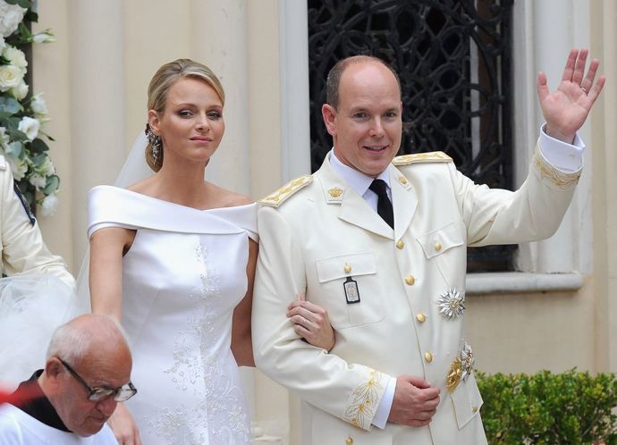 Monacká kněžna Charlene během svatby plakala

Zatímco nevěsty obvyklé pláčou radostí, slzy monacké kněžny Charlene byly plné smutku. Důvod? Charlene se těsně před svatbou dozvěděla, že kníže Albert zplodil dítě se svou milenkou. Údajně se nastávající nevěsta pokusila před svatbou uprchnout z Monaka, avšak její spiklenecký plán nevyšel. Není divu, že následně zbyly kněžně Charlene oči jenom pro pláč.
