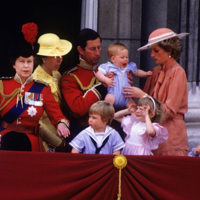 33. Musí se zúčastnit Trooping the Colour
Od královských dětí se očekává, že nebudou chybět na přehlídce s názvem Trooping the Colour.
33. Musí se zúčastnit Trooping the Colour
Od královských dětí se očekává, že nebudou chybět na přehlídce s názvem Trooping the Colour.