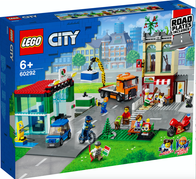 Se stavebnicemi Lego City vytvoří vaše dítko jakýkoli příběh, který si představí. Může být hrdinou i darebákem, pomáhat ostatním, naučit se ovládat meč kendó, jezdit na skateboardu nebo se jen projíždět autem ulicemi. Doporučená cena je 2 599 Kč.
