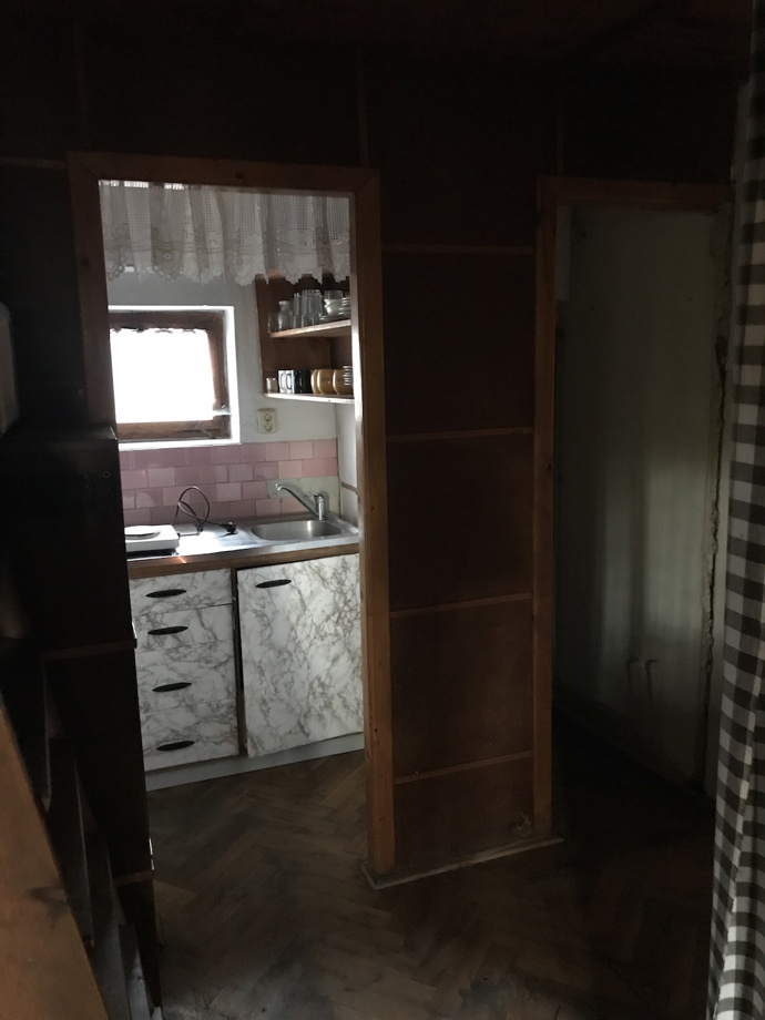 Chatu postavenou někdy v šedesátých letech se mladí manželé rozhodli zrekonstruovat a převléct ji do stylového moderního kabátku. Vytvořili dokonalé místo k odpočinku, kde nic nechybí!
