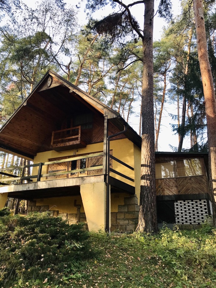 Chatu postavenou někdy v šedesátých letech se mladí manželé rozhodli zrekonstruovat a převléct ji do stylového moderního kabátku. Vytvořili dokonalé místo k odpočinku, kde nic nechybí!
