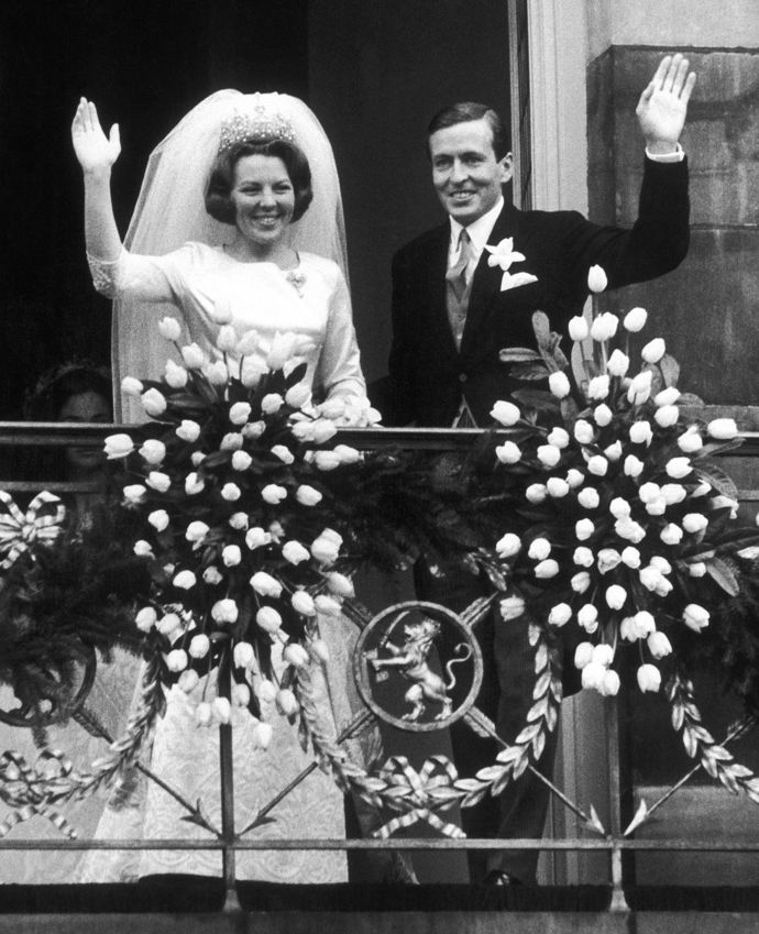 Královna Beatrix se provdala za bývalého člena Hitlerjugend

Když se nizozemská královna Beatrix zasnoubila s německým diplomatem Clausem von Amsbergem, jeho bývalé členství v Hitlerjugend vyvolalo poprask. Obyvatelé Nizozemska dokonce poslali parlamentu několik stížeností a proseb, aby zásnuby nebyly legitimní. I přes nevoli okolí se pár nakonec vzal.
