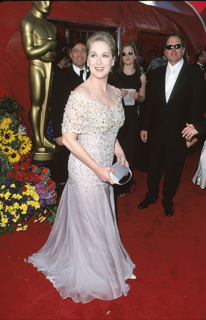 V bílé róbě na předávání Oscarů v roce 1999. 
