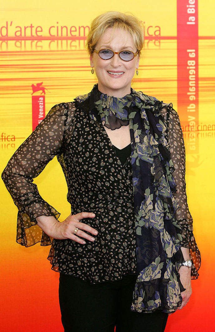 Na filmový festival v Benátkách si Meryl Streep oblékla halenku se vzory. 

