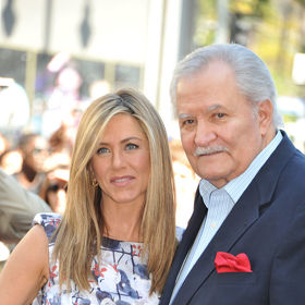 Věděli jste, že když bylo Jennifer pět let, tak se její rodina odstěhovala z Řecka do New Yorku? Zásluhu na tom měl právě její otec John Aniston.
Věděli jste, že když bylo Jennifer pět let, tak se její rodina odstěhovala z Řecka do New Yorku? Zásluhu na tom měl právě její otec John Aniston.