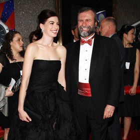 O skvělém vztahu se svým otcem může básnit herečka Anne Hathaway. "Moje rodina je pro mě to nejdůležitější na celém světě," řekla Anne.
O skvělém vztahu se svým otcem může básnit herečka Anne Hathaway. "Moje rodina je pro mě to nejdůležitější na celém světě," řekla Anne.