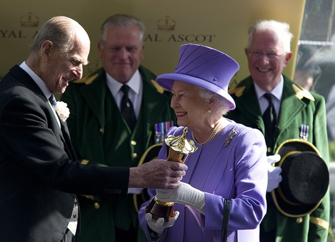 Láskyplné pohledy prince Philipa Láskyplné pohledy prince Philipa