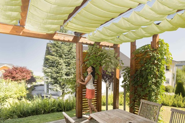Čím ochránit balkon či terasu proti slunci?