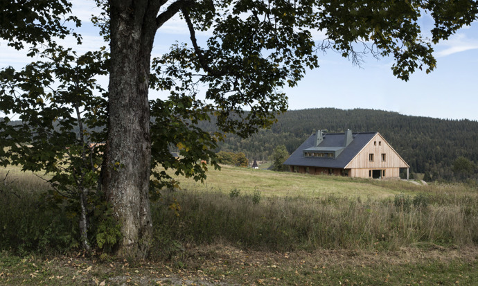 Horská chata v Národním parku Šumava reaguje na místní stavební tradice a zároveň splňuje standardy rodinného života v 21. století.
Horská chata v Národním parku Šumava reaguje na místní stavební tradice a zároveň splňuje standardy rodinného života v 21. století.