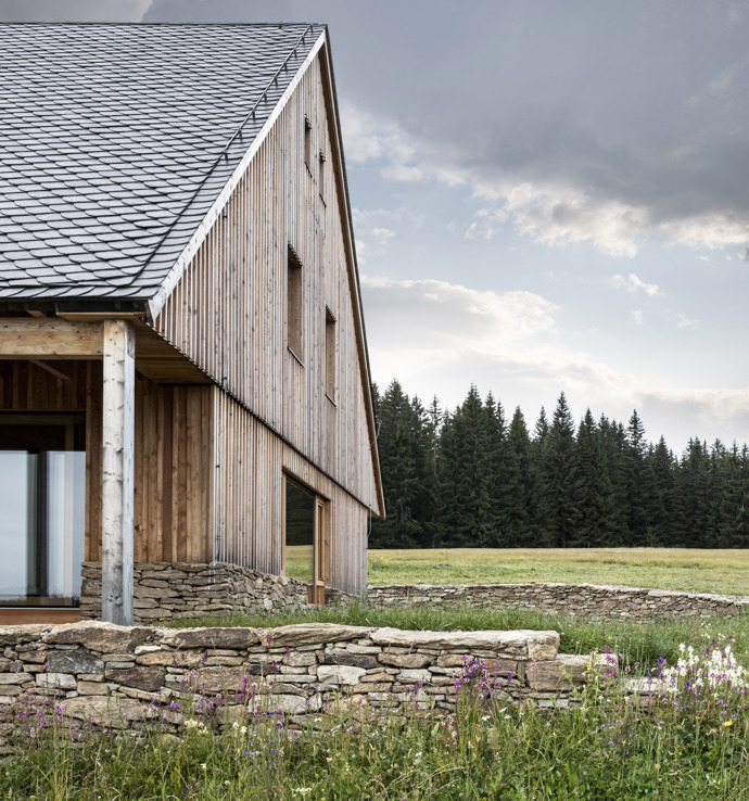 Horská chata v Národním parku Šumava reaguje na místní stavební tradice a zároveň splňuje standardy rodinného života v 21. století.
Horská chata v Národním parku Šumava reaguje na místní stavební tradice a zároveň splňuje standardy rodinného života v 21. století.