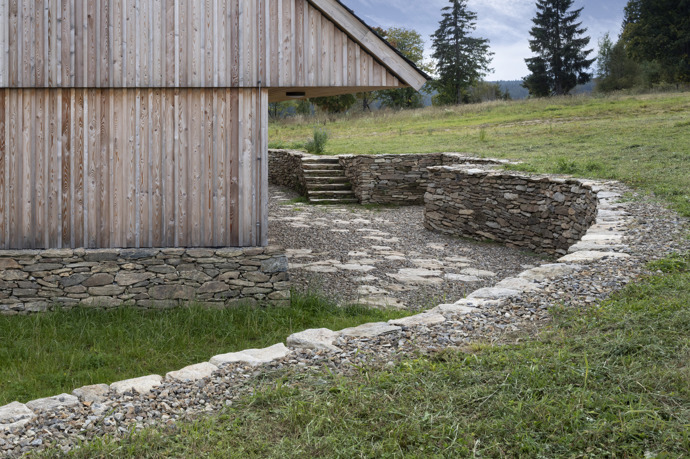 Horská chata v Národním parku Šumava reaguje na místní stavební tradice a zároveň splňuje standardy rodinného života v 21. století.
Horská chata v Národním parku Šumava reaguje na místní stavební tradice a zároveň splňuje standardy rodinného života v 21. století.