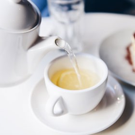 Bílý čaj může pomoci zrychlit metabolismus a podpořit hubnutí díky obsahu katechinů, které mohou pomáhat v odbourávání tuků a bránit tvorbě nových tukových buněk. Zrychlení metabolismu je přibližně o 5%.

 
