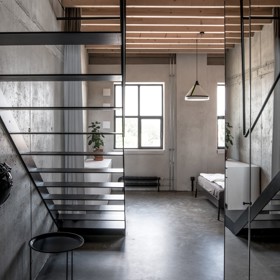 Bratislavský loft osvěžujícím způsobem zdůrazňuje surovou estetiku