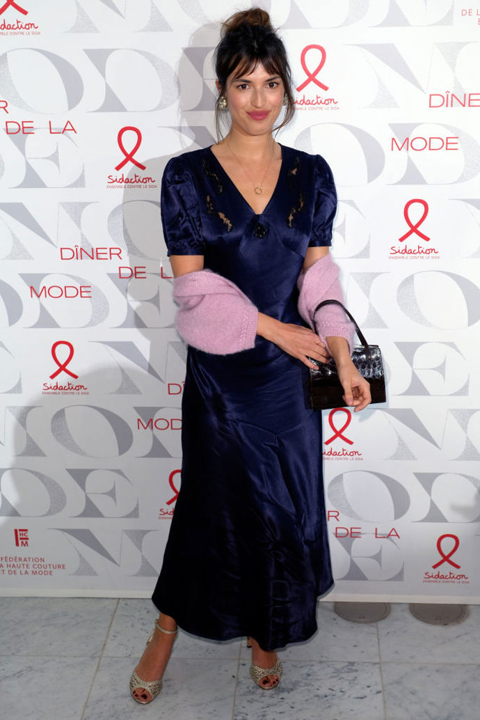 Na fashion weeku v Paříži v lednu 2019 v tmavě modrých šatech v kombinaci s růžovým svetříkem
