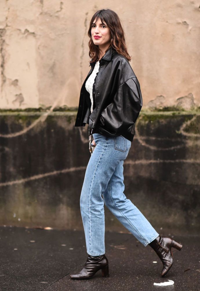 Rockerský look na pařížském fashion weeku v březnu 2020
