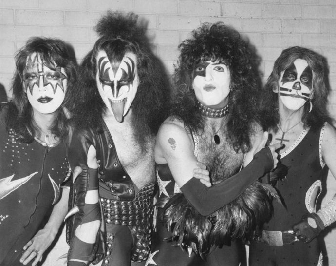 Jedna z nejslavnějších rockových kapel 70. let jsou bezpochyby KISS a my jejich ikonický make-up obdivujeme dodnes. V 80. letech se ho kapela na několik let vzdala, což spoustu fanoušků považovalo za nejhorší rozhodnutí v historii kapely.
Jedna z nejslavnějších rockových kapel 70. let jsou bezpochyby KISS a my jejich ikonický make-up obdivujeme dodnes. V 80. letech se ho kapela na několik let vzdala, což spoustu fanoušků považovalo za nejhorší rozhodnutí v historii kapely.