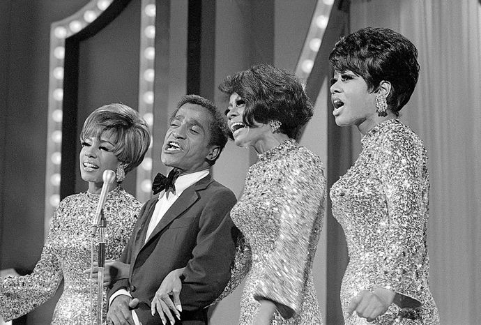 Flitry nebyly jen poznávacím znamením sedmdesátkové estetiky Studia 54. Už v roce 1967 v nich zazářilo trio Diana Ross & The Supremes.
Flitry nebyly jen poznávacím znamením sedmdesátkové estetiky Studia 54. Už v roce 1967 v nich zazářilo trio Diana Ross & The Supremes.
