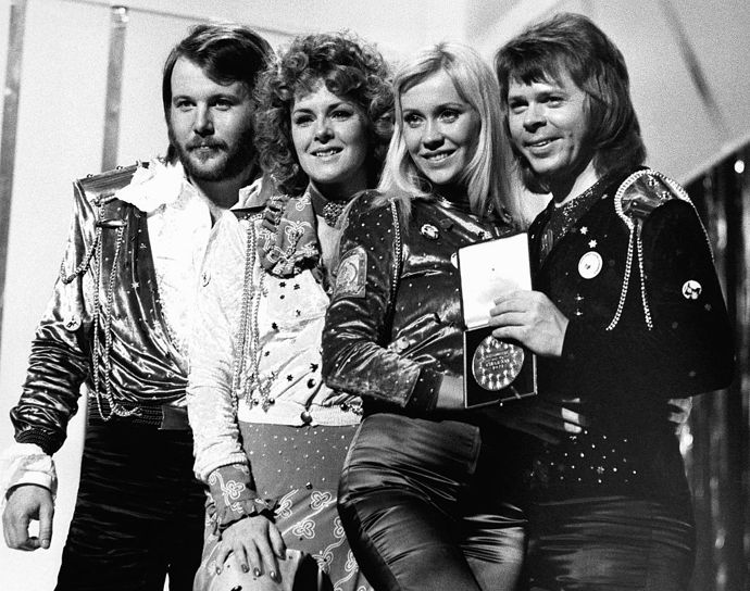 Kostýmy legendární skupiny ABBA mají přesah i do dnešní doby. Švédská čtveřice si na koncertních outfitech zakládala už od samého začátku, kdy se do dějin zapsali jako vítězové soutěže Eurovision Song Contest.
Kostýmy legendární skupiny ABBA mají přesah i do dnešní doby. Švédská čtveřice si na koncertních outfitech zakládala už od samého začátku, kdy se do dějin zapsali jako vítězové soutěže Eurovision Song Contest.