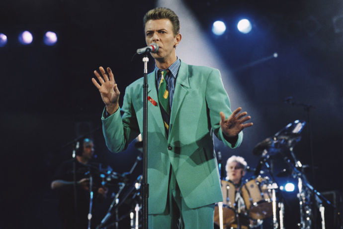 Pokud mezi muži hudebníky kdy existovala nějaká módní ikona, pak to byl rozhodně David Bowie. Na jeho tyrkysový oblek, který bychom klidně dnes oblékly také, nelze zapomenout. Na fotce je outfit z vystoupení v rámci koncertu k uctění památky Freddieho Mercuryho, který se odehrál 20. dubna 1992 na stadionu Wembley v Londýně. Modrý oblek byl ovšem poznávacím znamením Bowieho alterega jménem Ziggy Stardust, pod nímž vystupoval v 70. letech. Oblek v kombinaci s tyrkysovými očními stíny a zrzavým muletem byl jením z Bowieho nezapomenutelných signature looků.
Pokud mezi muži hudebníky kdy existovala nějaká módní ikona, pak to byl rozhodně David Bowie. Na jeho tyrkysový oblek, který bychom klidně dnes oblékly také, nelze zapomenout. Na fotce je outfit z vystoupení v rámci koncertu k uctění památky Freddieho Mercuryho, který se odehrál 20. dubna 1992 na stadionu Wembley v Londýně. Modrý oblek byl ovšem poznávacím znamením Bowieho alterega jménem Ziggy Stardust, pod nímž vystupoval v 70. letech. Oblek v kombinaci s tyrkysovými očními stíny a zrzavým muletem byl jením z Bowieho nezapomenutelných signature looků.