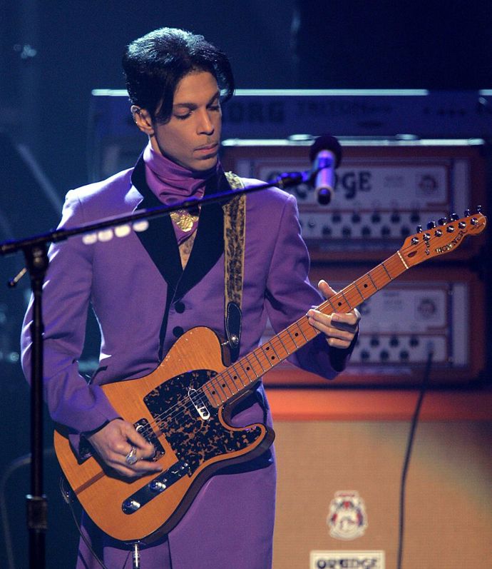 Prince miloval fialovou barvu. Dokonce tak moc, že ve spolupráci s Pantone vytvořil svůj vlastní odstín s názvem Love Symbol #2.
Prince miloval fialovou barvu. Dokonce tak moc, že ve spolupráci s Pantone vytvořil svůj vlastní odstín s názvem Love Symbol #2.