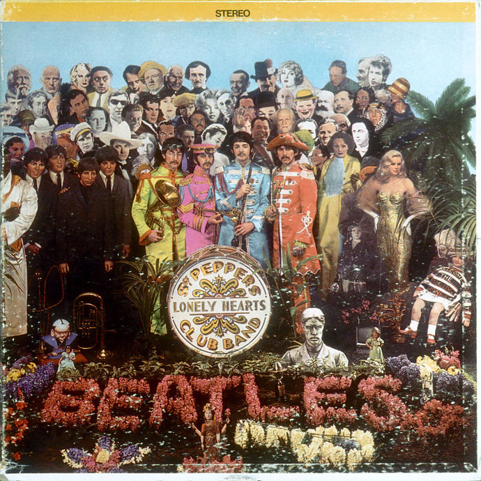 Když se řekne Beatles, spoustu z nás si představí čtveřici uhlazených kluků v černých či šedých oblecích s bílou košilí a s ulízlímy vlasy. Jenže tento obrázek legendární kapely, která napsala dějiny rockové hudby, se týká jen jejich začátků. O nic menší pozornost než samotné album si zaslouží kostýmy provázející éru „Seržanta Peppera“. Barevné outfity připomínající uniformy, kníry a celková opulentnost byly pravým opakem toho, jak Beatles všichni do té doby znali. I Paul McCartney přiznal, že zažitou estetiku „kluků z Liverpoolu“ už úplně nesnášeli. „Byli jsme už muži, ne kluci. Těmi kostýmy jsme to chtěli dokázat.“
Když se řekne Beatles, spoustu z nás si představí čtveřici uhlazených kluků v černých či šedých oblecích s bílou košilí a s ulízlímy vlasy. Jenže tento obrázek legendární kapely, která napsala dějiny rockové hudby, se týká jen jejich začátků. O nic menší pozornost než samotné album si zaslouží kostýmy provázející éru „Seržanta Peppera“. Barevné outfity připomínající uniformy, kníry a celková opulentnost byly pravým opakem toho, jak Beatles všichni do té doby znali. I Paul McCartney přiznal, že zažitou estetiku „kluků z Liverpoolu“ už úplně nesnášeli. „Byli jsme už muži, ne kluci. Těmi kostýmy jsme to chtěli dokázat.“