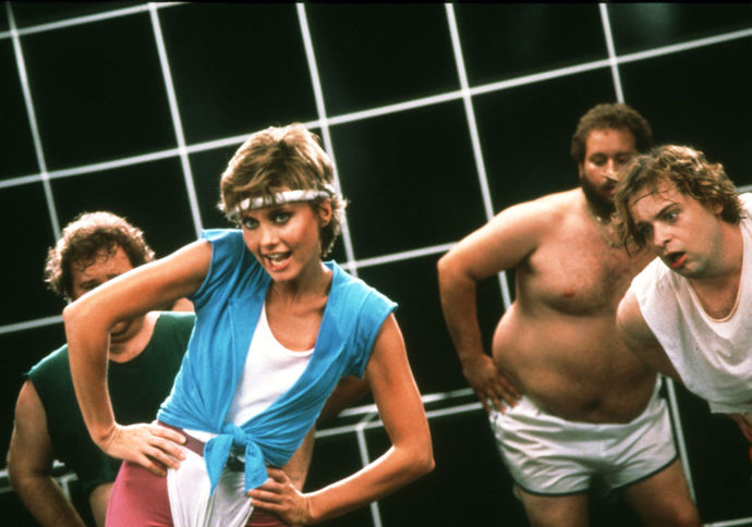 Stejně jako se Beatles chtěli vymezit vůči svým začátkům, Olivia Newton-John už nechtěla být ta „sladká Sandy z Pomády“. V klipu k písničce Physical z roku 1981 položila základy stylu athleisure a nemohla tušit, že o čtyřicet let později půjde vzhledem k pandemii o nejpopulárnější styl oblékání.
Stejně jako se Beatles chtěli vymezit vůči svým začátkům, Olivia Newton-John už nechtěla být ta „sladká Sandy z Pomády“. V klipu k písničce Physical z roku 1981 položila základy stylu athleisure a nemohla tušit, že o čtyřicet let později půjde vzhledem k pandemii o nejpopulárnější styl oblékání.