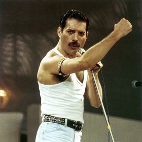 Rok 1985 a legendární koncert Live Aid, na němž mezi spoustou hudebních hvězd tehdejší doby vystoupila také kapela Queen. Jednoduchý, ale nezapomenutelný outfit Freddieho Mercuryho se stal symbolem jednoho z nejslavnějších vystoupení této britské kapely a že kombinace bílého tílka, džínů a tenisek funguje, dokazuje i dnešní móda.
