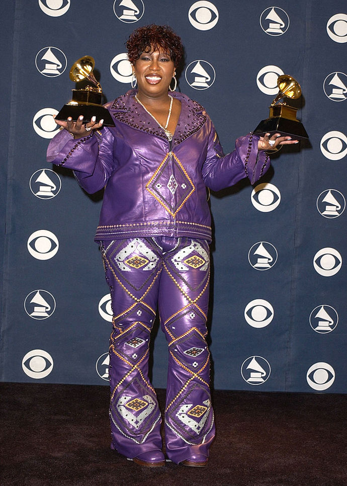 Nejen Prince, ale i dnes už padesálitetá rapperka Missy Elliot miluje fialovou. To dokázala na udílení cen Grammy v roce 2002, kde vynesla nepřehlédnutelný fialový kožený kostým.
Nejen Prince, ale i dnes už padesálitetá rapperka Missy Elliot miluje fialovou. To dokázala na udílení cen Grammy v roce 2002, kde vynesla nepřehlédnutelný fialový kožený kostým.