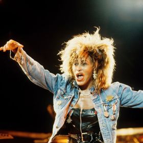 Ne nadarmo se Tině Turner přezdívá Královna rock'n'rollu. Letos oslaví 82. narozeniny a ještě donedávna koncertovala. V roce 1985 na koncert na londýnském stadionu Wembley v rámci turné Private Dancer oblékla rockerský outfit v podobě kožených minišatů, síťovaných punčoch a džínové bundy poseté odznaky. Nutno dodat, že jí v té době bylo 46 let. Věk je opravdu jen číslo.
