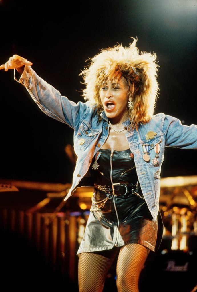 Ne nadarmo se Tině Turner přezdívá Královna rock'n'rollu. Letos oslaví 82. narozeniny a ještě donedávna koncertovala. V roce 1985 na koncert na londýnském stadionu Wembley v rámci turné Private Dancer oblékla rockerský outfit v podobě kožených minišatů, síťovaných punčoch a džínové bundy poseté odznaky. Nutno dodat, že jí v té době bylo 46 let. Věk je opravdu jen číslo.
Ne nadarmo se Tině Turner přezdívá Královna rock'n'rollu. Letos oslaví 82. narozeniny a ještě donedávna koncertovala. V roce 1985 na koncert na londýnském stadionu Wembley v rámci turné Private Dancer oblékla rockerský outfit v podobě kožených minišatů, síťovaných punčoch a džínové bundy poseté odznaky. Nutno dodat, že jí v té době bylo 46 let. Věk je opravdu jen číslo.