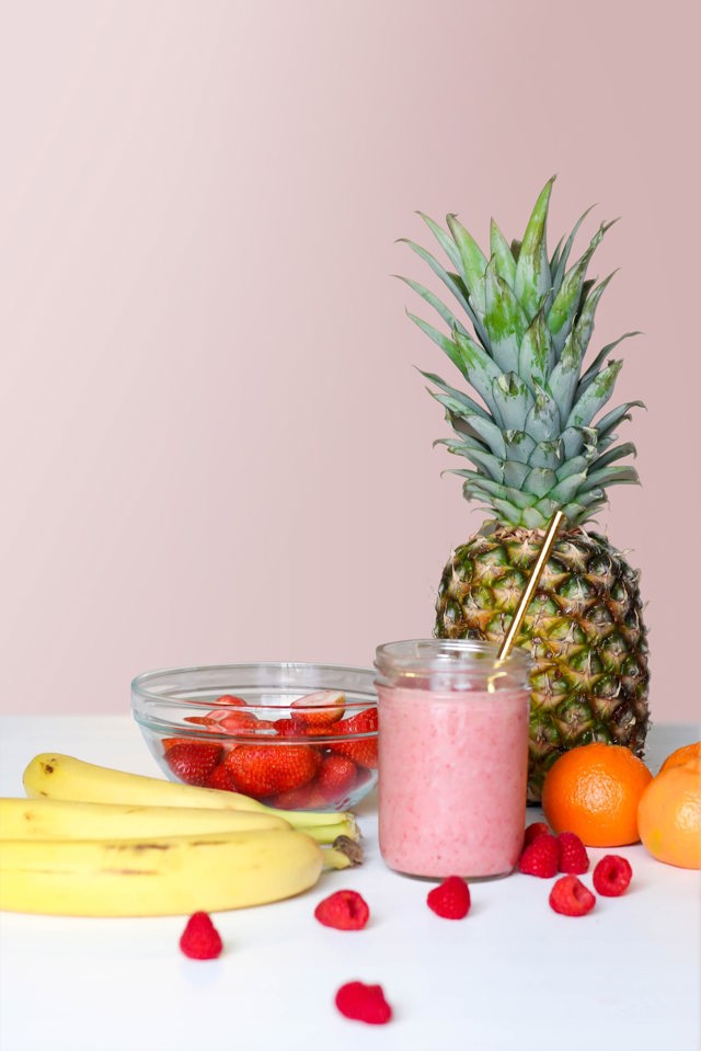 Jezte studená jídla s vysokým obsahem tekutin. Smoothie z ovoce vám dodá potřebné množství energie a v letních dnech vás zaručeně osvěží. 

 

 
