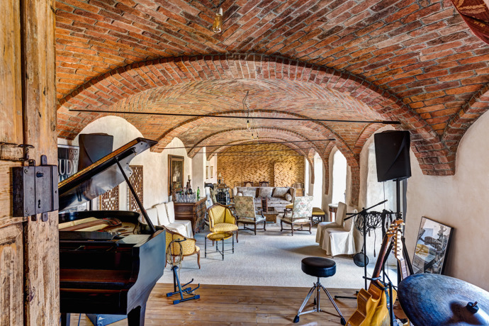 Usedlost na jihu Čech rekonstruoval jazzman Rudy Linka s citem. A cit je podle něj důležitý úplně pro všechno. Na návštěvu si exkluzivně pozval redakci Marianne a vysvětlil, co pro něj znamená skutečný domov.
Usedlost na jihu Čech rekonstruoval jazzman Rudy Linka s citem. A cit je podle něj důležitý úplně pro všechno. Na návštěvu si exkluzivně pozval redakci Marianne a vysvětlil, co pro něj znamená skutečný domov.