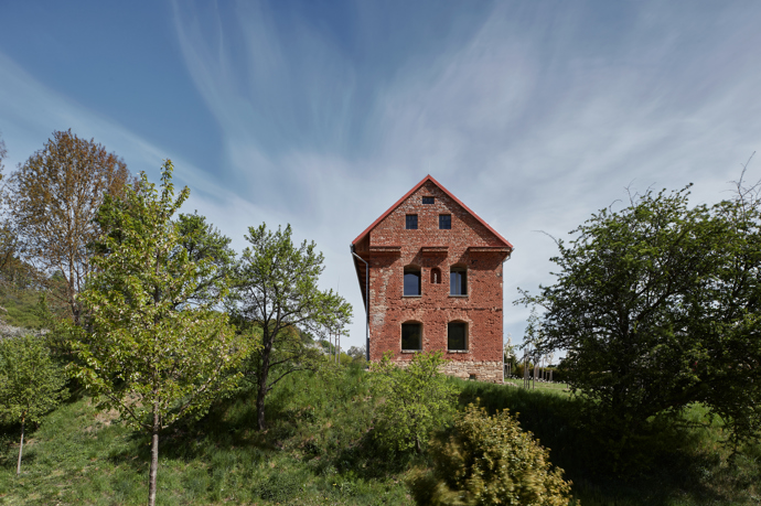 Krásná usedlost byla za komunistického režimu necitlivě přestavěná na sýpku. Vrátit budově její původní vznešenost dostali za úkol architekti z ateliéru ORA. Rozhodli se, že charakter ruiny zachovají jako memento.
