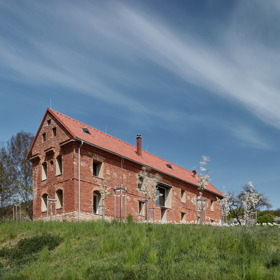 Krásná usedlost byla za komunistického režimu necitlivě přestavěná na sýpku. Vrátit budově její původní vznešenost dostali za úkol architekti z ateliéru ORA. Rozhodli se, že charakter ruiny zachovají jako memento.
Krásná usedlost byla za komunistického režimu necitlivě přestavěná na sýpku. Vrátit budově její původní vznešenost dostali za úkol architekti z ateliéru ORA. Rozhodli se, že charakter ruiny zachovají jako memento.