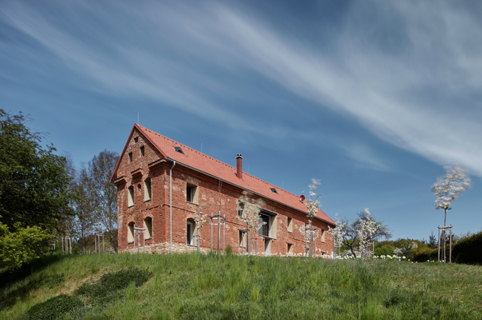 Krásná usedlost byla za komunistického režimu necitlivě přestavěná na sýpku. Vrátit budově její původní vznešenost dostali za úkol architekti z ateliéru ORA. Rozhodli se, že charakter ruiny zachovají jako memento.
