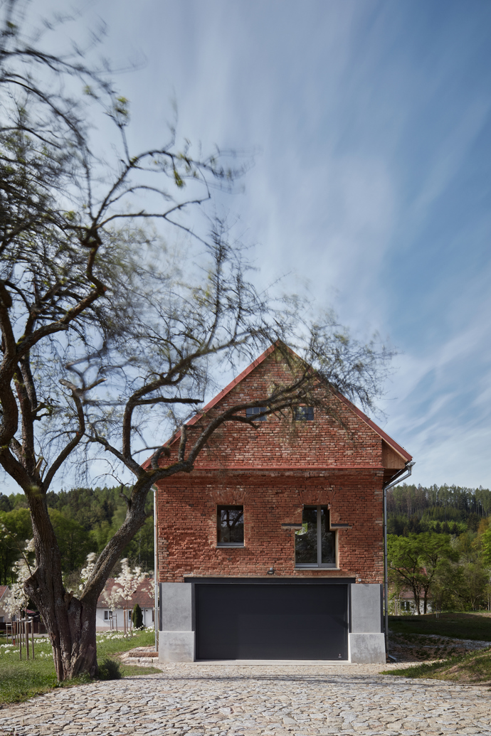 Krásná usedlost byla za komunistického režimu necitlivě přestavěná na sýpku. Vrátit budově její původní vznešenost dostali za úkol architekti z ateliéru ORA. Rozhodli se, že charakter ruiny zachovají jako memento.
