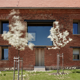 Krásná usedlost byla za komunistického režimu necitlivě přestavěná na sýpku. Vrátit budově její původní vznešenost dostali za úkol architekti z ateliéru ORA. Rozhodli se, že charakter ruiny zachovají jako memento.
Krásná usedlost byla za komunistického režimu necitlivě přestavěná na sýpku. Vrátit budově její původní vznešenost dostali za úkol architekti z ateliéru ORA. Rozhodli se, že charakter ruiny zachovají jako memento.
