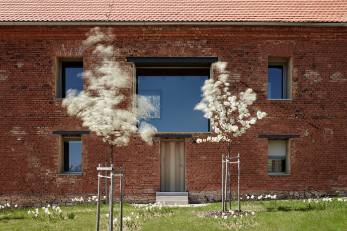 Krásná usedlost byla za komunistického režimu necitlivě přestavěná na sýpku. Vrátit budově její původní vznešenost dostali za úkol architekti z ateliéru ORA. Rozhodli se, že charakter ruiny zachovají jako memento.
