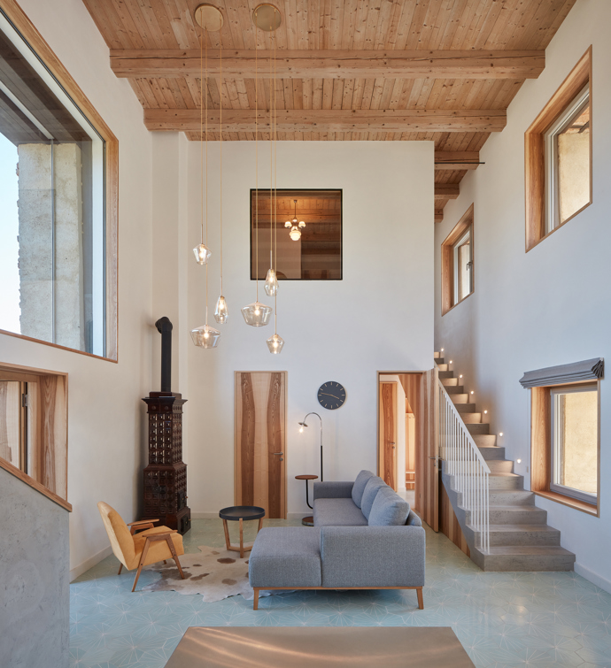 Krásná usedlost byla za komunistického režimu necitlivě přestavěná na sýpku. Vrátit budově její původní vznešenost dostali za úkol architekti z ateliéru ORA. Rozhodli se, že charakter ruiny zachovají jako memento.
