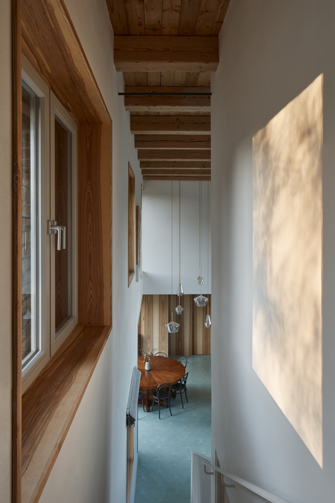 Krásná usedlost byla za komunistického režimu necitlivě přestavěná na sýpku. Vrátit budově její původní vznešenost dostali za úkol architekti z ateliéru ORA. Rozhodli se, že charakter ruiny zachovají jako memento.
