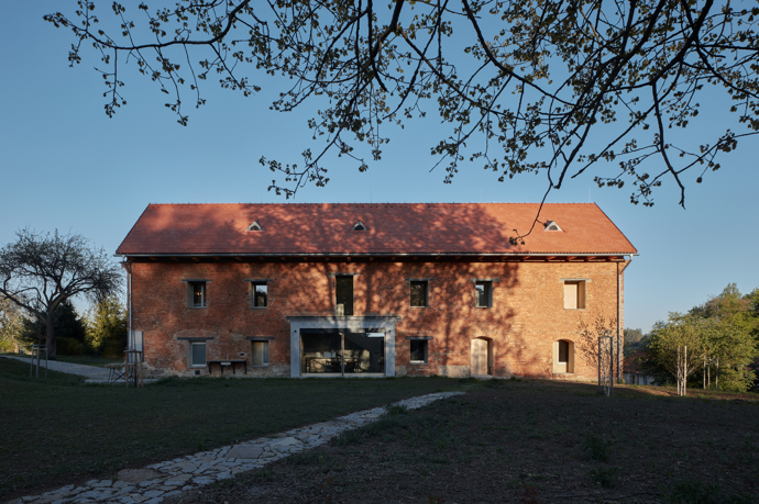 Krásná usedlost byla za komunistického režimu necitlivě přestavěná na sýpku. Vrátit budově její původní vznešenost dostali za úkol architekti z ateliéru ORA. Rozhodli se, že charakter ruiny zachovají jako memento.
