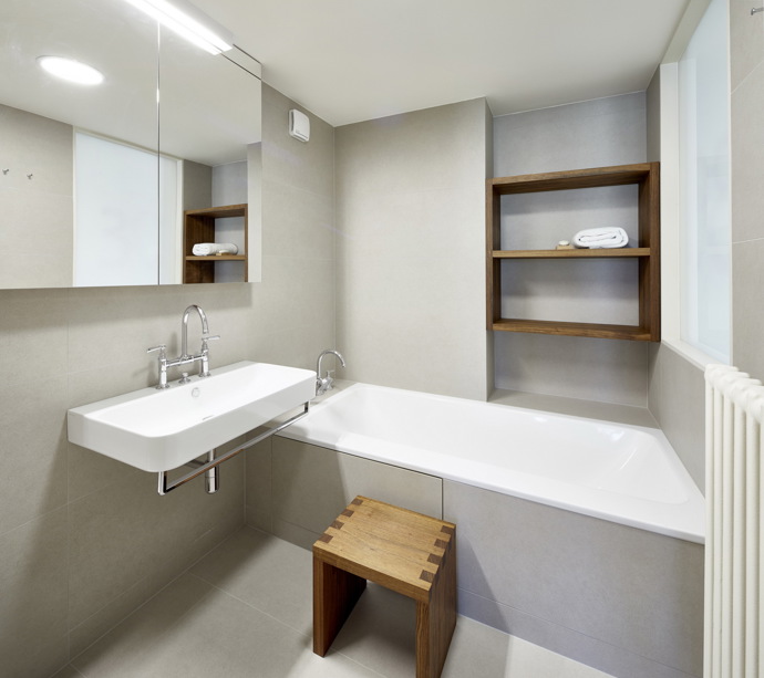 Zbrusu nový podkrovní byt ve vinohradském secesním domě je moderní, vzdušný a světlý. Přesto jsou použité poctivé a tradiční materiály. Najdeme zde autentické původní cihly, masivní dubové a ořechové dřevo, len a vlnu. 
