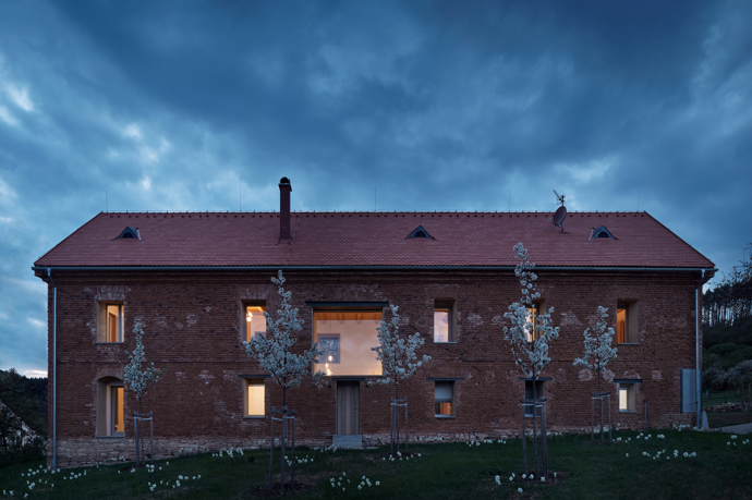 Krásná usedlost byla za komunistického režimu necitlivě přestavěná na sýpku. Vrátit budově její původní vznešenost dostali za úkol architekti z ateliéru ORA. Rozhodli se, že charakter ruiny zachovají jako memento.
