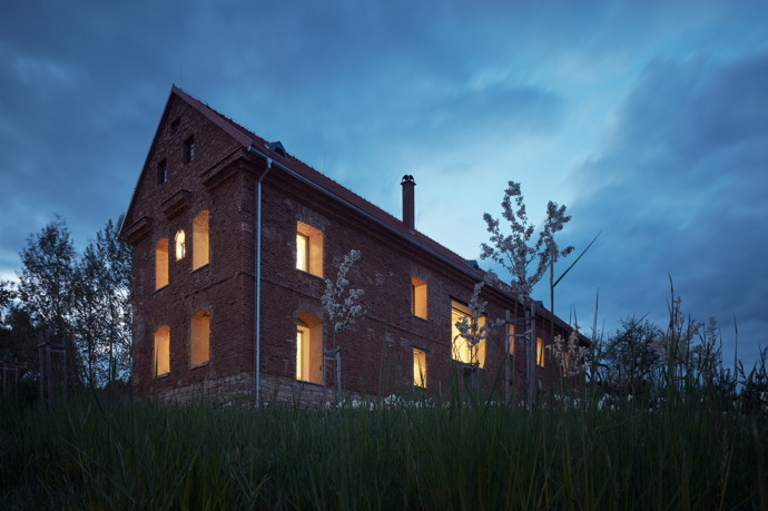 Krásná usedlost byla za komunistického režimu necitlivě přestavěná na sýpku. Vrátit budově její původní vznešenost dostali za úkol architekti z ateliéru ORA. Rozhodli se, že charakter ruiny zachovají jako memento.
