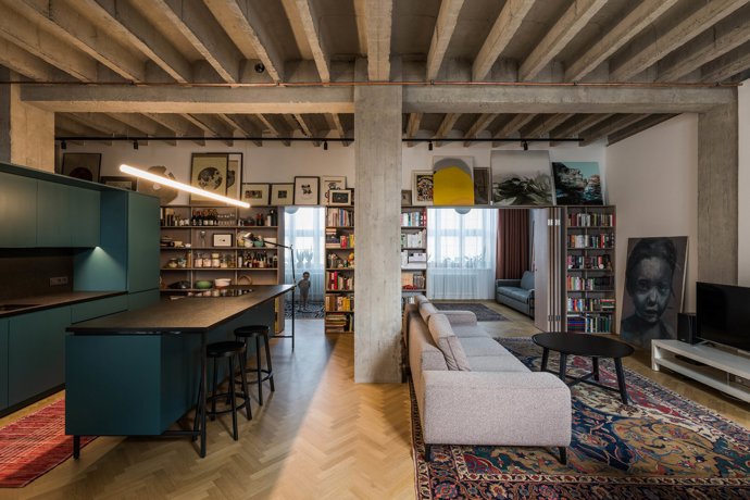 Surový betonový prostor slovenští architekti proměnili v útulný rodinný byt Surový betonový prostor slovenští architekti proměnili v útulný rodinný byt