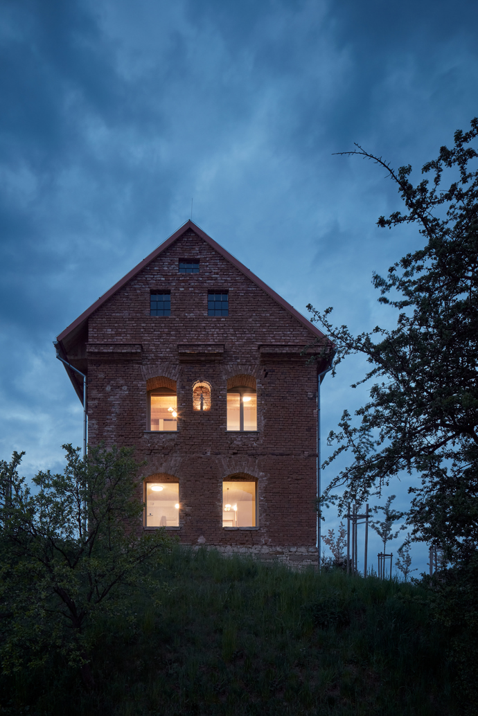 Krásná usedlost byla za komunistického režimu necitlivě přestavěná na sýpku. Vrátit budově její původní vznešenost dostali za úkol architekti z ateliéru ORA. Rozhodli se, že charakter ruiny zachovají jako memento.
