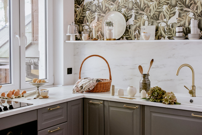 Koupila a zrekonstruovala více než 100 let starou vilu poblíž Varšavy. Přestože mohla začít tvořit doslova od podlahy, rozhodla se zachovat co nejvíce původních interiérových prvků.

