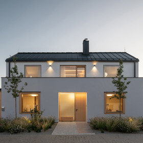 Mysleli se, že snad ani nebude možné na tak malý pozemek vměstnat pohodlný rodinný dům. Šikovní architekti navrhli stavbu, které není co vytknout. 
