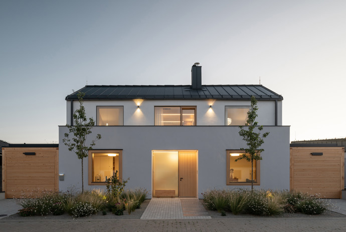 Mysleli se, že snad ani nebude možné na tak malý pozemek vměstnat pohodlný rodinný dům. Šikovní architekti navrhli stavbu, které není co vytknout. 
